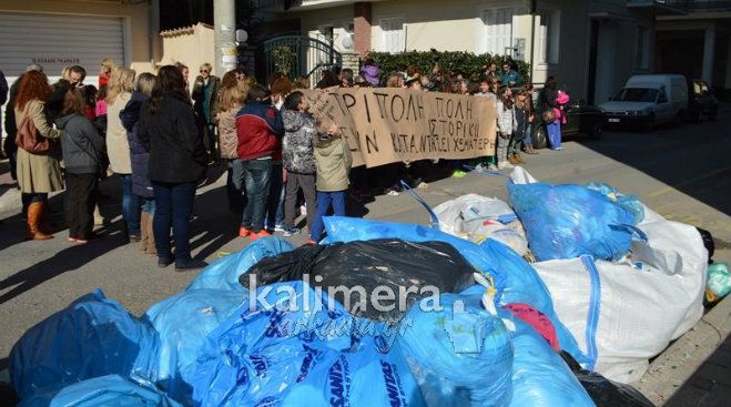 Μαθητές και πολίτες διαμαρτυρήθηκαν για τα σκουπίδια έξω από το Δημαρχείο (vd)