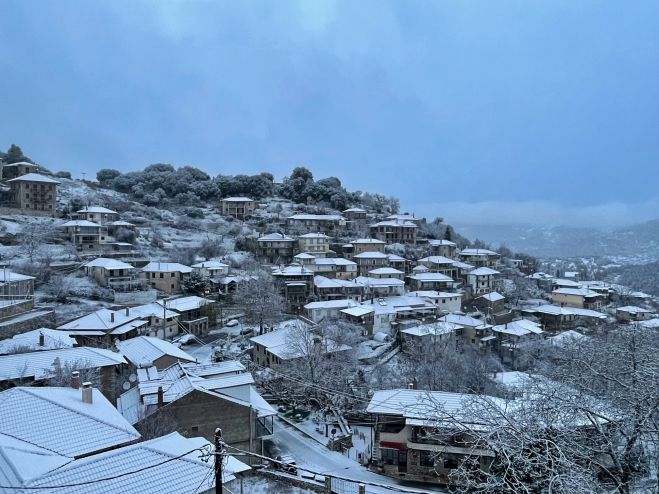 Κατάλευκο από το χιόνι το Βαλτεσινίκο! (εικόνες)