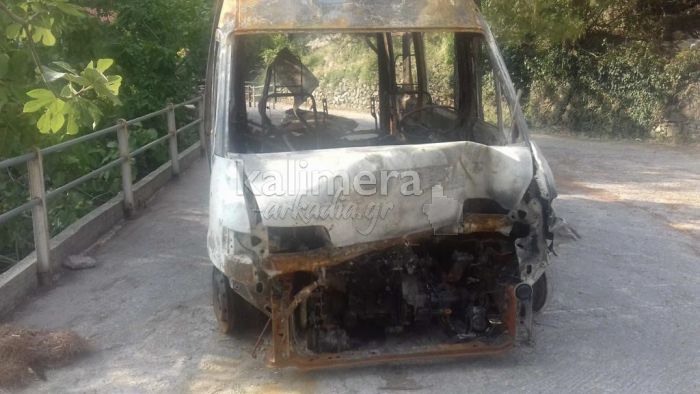 Απίστευτο | Παρατημένο επί σχεδόν ένα μήνα το καμένο ασθενοφόρο, έκλεινε δρόμο στο χωριό Βάστα! (εικόνες)
