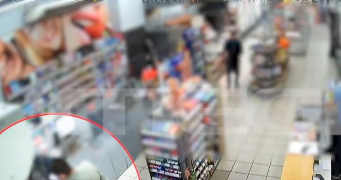 Άνδρας άρπαξε βρέφος μέσα σε σούπερ μάρκετ και το εγκατέλειψε σε κάδο απορριμμάτων (vd)
