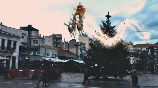 Ο Αη Βασίλης πετά με το έλκηθρό του πάνω από την Πλατεία Πετρινού (vd)!