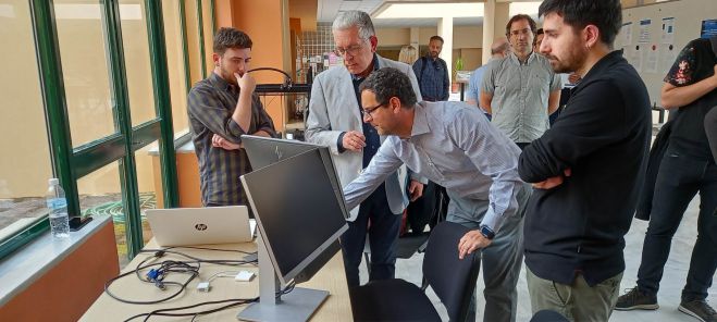 &Lambda;&alpha;&mu;&pi;&rho;ό&pi;&omicron;&upsilon;&lambda;&omicron;&sigmaf;: &laquo;&Eta; &Pi;&epsilon;&rho;&iota;&phi;έ&rho;&epsilon;&iota;&alpha; &Pi;&epsilon;&lambda;&omicron;&pi;&omicron;&nu;&nu;ή&sigma;&omicron;&upsilon; &epsilon;&pi;&epsilon;&nu;&delta;ύ&epsilon;&iota; &sigma;&tau;&eta;&nu; &sigma;&upsilon;&nu;&epsilon;&rho;&gamma;&alpha;&sigma;ί&alpha; &mu;&epsilon; &tau;&omicron; &Pi;&alpha;&nu;&epsilon;&pi;&iota;&sigma;&tau;ή&mu;&iota;&omicron; &Pi;&epsilon;&lambda;&omicron;&pi;&omicron;&nu;&nu;ή&sigma;&omicron;&upsilon; &sigma;&epsilon; ό&lambda;&omicron;&upsilon;&sigmaf; &tau;&omicron;&upsilon;&sigmaf; &tau;&omicron;&mu;&epsilon;ί&sigmaf;&raquo;