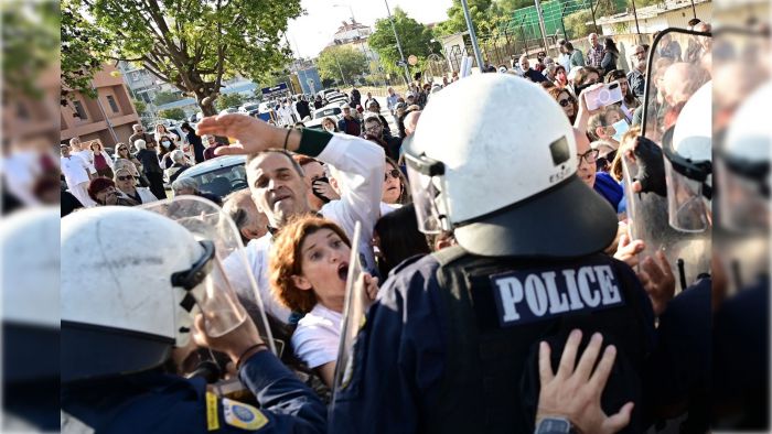 Ξύλο και χημικά κατά την επίσκεψη Μητσοτάκη - Γεωργιάδη στο Νοσοκομείο “Αττικόν” (vd)