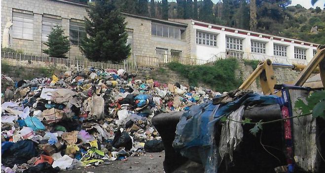 Σκουπίδια στο Γυμνάσιο Δημητσάνας | Εντολή Νίκα για έλεγχο από τη Διεύθυνση Περιβάλλοντος