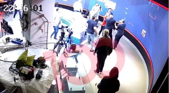 Τουρκία | Άγριος ξυλοδαρμός δημοσιογράφου στο στούντιο από βουλευτή και το σωματοφύλακα του