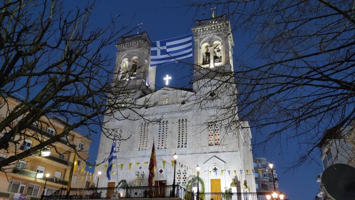 Γιγαντιαία Ελληνική σημαία στα καμπαναριά του Μητροπολιτικού Ναού της Τρίπολης (εικόνες)