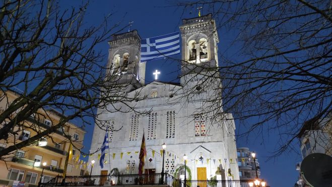 &Gamma;&iota;&gamma;&alpha;&nu;&tau;&iota;&alpha;ί&alpha; &Epsilon;&lambda;&lambda;&eta;&nu;&iota;&kappa;ή &sigma;&eta;&mu;&alpha;ί&alpha; &sigma;&tau;&alpha; &kappa;&alpha;&mu;&pi;&alpha;&nu;&alpha;&rho;&iota;ά &tau;&omicron;&upsilon; &Mu;&eta;&tau;&rho;&omicron;&pi;&omicron;&lambda;&iota;&tau;&iota;&kappa;&omicron;ύ &Nu;&alpha;&omicron;ύ &tau;&eta;&sigmaf; &Tau;&rho;ί&pi;&omicron;&lambda;&eta;&sigmaf; (&epsilon;&iota;&kappa;ό&nu;&epsilon;&sigmaf;)