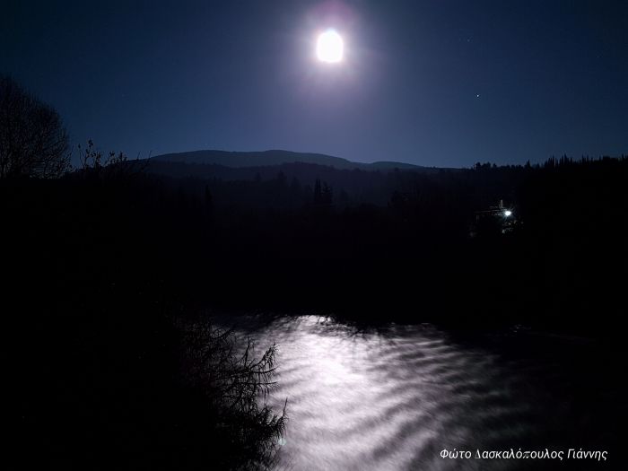 Το φεγγάρι &quot;παίζει&quot; με τα παγωμένα νερά του ποταμού Λάδωνα! (εικόνες)