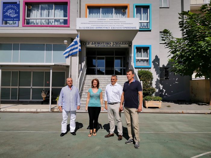 &Tau;&epsilon;&lambda;&epsilon;ί&omega;&sigma;&alpha;&nu; &tau;&alpha; έ&rho;&gamma;&alpha; &sigma;&tau;&omicron; 2&omicron; &Delta;&eta;&mu;&omicron;&tau;&iota;&kappa;ό &Sigma;&chi;&omicron;&lambda;&epsilon;ί&omicron; | &Tau;&zeta;&iota;&omicron;ύ&mu;&eta;&sigmaf;: &laquo;&Delta;&eta;&mu;&iota;&omicron;&upsilon;&rho;&gamma;&omicron;ύ&mu;&epsilon; &gamma;&iota;&alpha; &tau;&alpha; &pi;&alpha;&iota;&delta;&iota;ά &mu;&alpha;&sigmaf; έ&nu;&alpha; &alpha;&sigma;&phi;&alpha;&lambda;έ&sigmaf; &sigma;&chi;&omicron;&lambda;&iota;&kappa;ό &pi;&epsilon;&rho;&iota;&beta;ά&lambda;&lambda;&omicron;&nu;&raquo; (vd)