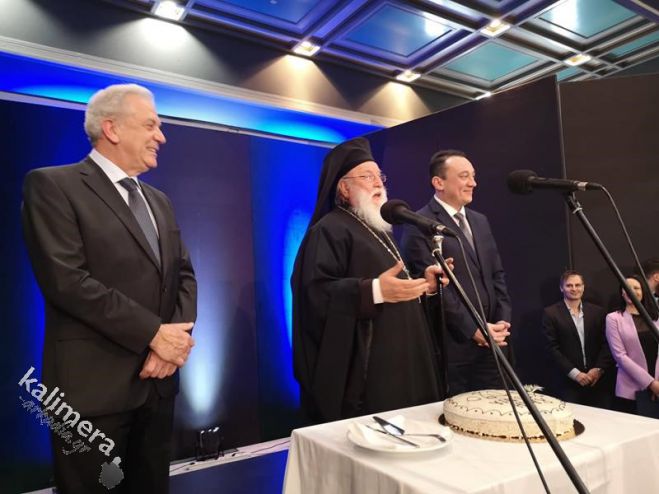 &Mu;&eta;&tau;&rho;&omicron;&pi;&omicron;&lambda;ί&tau;&eta;&sigmaf; &Alpha;&lambda;έ&xi;&alpha;&nu;&delta;&rho;&omicron;&sigmaf;: "&Eta; &epsilon;&lambda;&pi;ί&sigmaf; &tau;&eta;&sigmaf; &Alpha;&rho;&kappa;&alpha;&delta;ί&alpha;&sigmaf; &epsilon;ί&nu;&alpha;&iota; &omicron; &kappa;. &Beta;&lambda;ά&sigma;&eta;&sigmaf;" (vd)