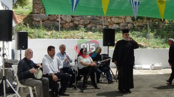 Νεστάνη: Ο παπα-Κυριάκος πήρε το μικρόφωνο και τραγούδησε! (vd)