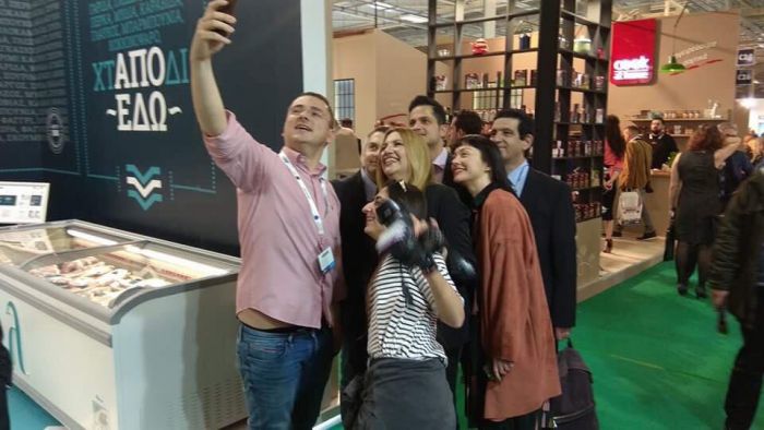 Η selfie του Οδυσσέα με τη Γεννηματα στην Food Expo!
