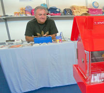 &Alpha;&gamma;&omicron;&rho;ά&sigma;&tau;&epsilon; &kappa;&alpha;&lambda;&omicron;&kappa;&alpha;&iota;&rho;&iota;&nu;ά &epsilon;ί&delta;&eta; &kappa;&alpha;&iota; &sigma;&tau;&eta;&rho;ί&xi;&tau;&epsilon; &tau;&omicron; &laquo;&Chi;&alpha;&mu;ό&gamma;&epsilon;&lambda;&omicron;&raquo; &sigma;&tau;&eta;&nu; &Tau;&rho;ί&pi;&omicron;&lambda;&eta;