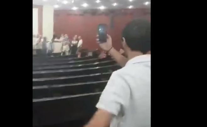 «Μακεδονία Ξακουστή» τραγούδησαν μέσα στην εκδήλωση του ΣΥΡΙΖΑ για το Σκοπιανό (vd)
