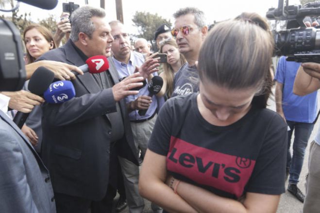 Οργή λαού! Γυναίκα σε Καμμένο: «Μας αφήσατε να καούμε! Γιατί κλείσατε τη Μαραθώνος;» (vd)