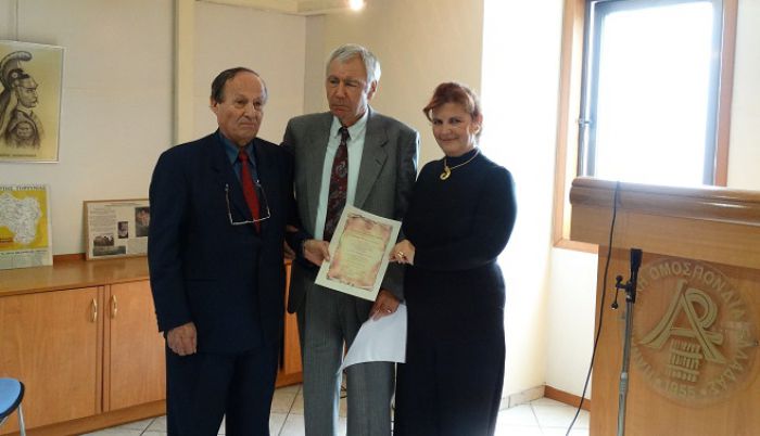 &Epsilon;&pi;ί&tau;&iota;&mu;&omicron;&sigmaf; &Pi;&rho;ό&epsilon;&delta;&rho;&omicron;&sigmaf; &tau;&eta;&sigmaf; &Epsilon;&tau;&alpha;&iota;&rho;&epsilon;ί&alpha;&sigmaf; &Alpha;&rho;&kappa;&alpha;&delta;&iota;&kappa;ώ&nu; &Gamma;&rho;&alpha;&mu;&mu;ά&tau;&omega;&nu; &amp; &Tau;&epsilon;&chi;&nu;ώ&nu; &omicron; &Eta;&lambda;ί&alpha;&sigmaf; &Theta;. &Sigma;&tau;&alpha;&sigma;&iota;&nu;ό&sigmaf;