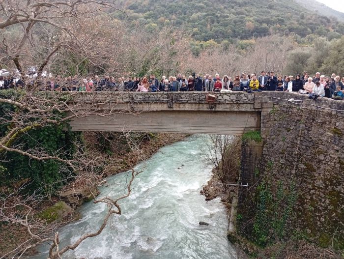 &Kappa;&alpha;&theta;&alpha;&gamma;&iota;&alpha;&sigma;&mu;ό&sigmaf; &upsilon;&delta;ά&tau;&omega;&nu; &sigma;&tau;&eta; &gamma;έ&phi;&upsilon;&rho;&alpha; &tau;&omicron;&upsilon; &pi;&omicron;&tau;&alpha;&mu;&omicron;ύ &Lambda;&omicron;ύ&sigma;&iota;&omicron;&upsilon; (&epsilon;&iota;&kappa;ό&nu;&epsilon;&sigmaf;)