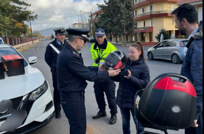 Κράνη σε οδηγούς μοίρασε η Τροχαία στην Τρίπολη (εικόνες)