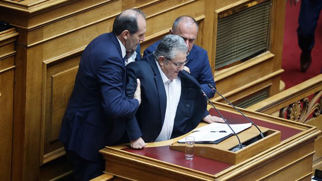 &Alpha;&delta;&iota;&alpha;&theta;&epsilon;&sigma;ί&alpha; &Kappa;&omicron;&upsilon;&tau;&sigma;&omicron;ύ&mu;&pi;&alpha; &epsilon;&nu;ώ &beta;&rho;&iota;&sigma;&kappa;ό&tau;&alpha;&nu; &sigma;&tau;&omicron; &beta;ή&mu;&alpha; &tau;&eta;&sigmaf; &Beta;&omicron;&upsilon;&lambda;ή&sigmaf;