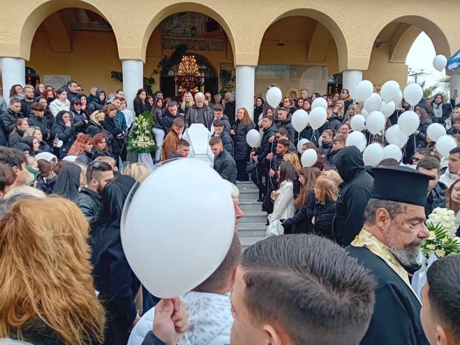 Λαοθάλασσα στο στερνό &#039;&#039;αντίο&#039;&#039; του 15χρονου Νικολή από την Ζάτουνα - Λευκά μπαλόνια πέταξαν στον ουρανό ... (vd)