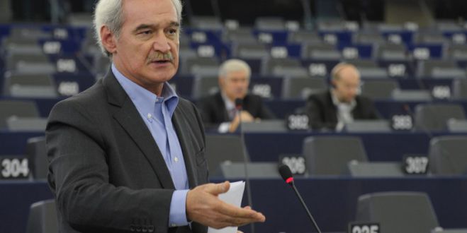 &Chi;&omicron;&upsilon;&nu;&tau;ή&sigmaf; &pi;&rho;&omicron;&sigmaf; &Kappa;&omicron;&mu;&iota;&sigma;&iota;ό&nu;: "&Mu;&epsilon; &tau;&alpha; &Mu;&nu;&eta;&mu;ό&nu;&iota;&alpha; έ&chi;&epsilon;&tau;&epsilon; &delta;&iota;&alpha;&pi;&rho;ά&xi;&epsilon;&iota; &kappa;&omicron;&iota;&nu;&omega;&nu;&iota;&kappa;ά &epsilon;&gamma;&kappa;&lambda;ή&mu;&alpha;&tau;&alpha; &sigma;&epsilon; &beta;ά&rho;&omicron;&sigmaf; &tau;&omicron;&upsilon; &Epsilon;&lambda;&lambda;&eta;&nu;&iota;&kappa;&omicron;ύ &lambda;&alpha;&omicron;ύ"