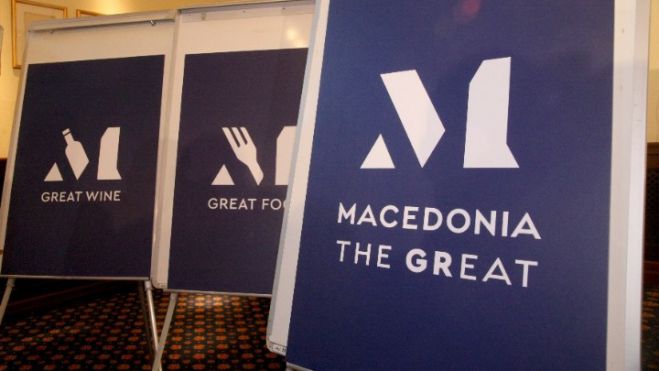 "Macedonia the Great" | &Pi;&alpha;&rho;&omicron;&upsilon;&sigma;&iota;ά&sigma;&tau;&eta;&kappa;&epsilon; &tau;&omicron; &sigma;ή&mu;&alpha; &gamma;&iota;&alpha; &tau;&alpha; &mu;&alpha;&kappa;&epsilon;&delta;&omicron;&nu;&iota;&kappa;ά &pi;&rho;&omicron;ϊό&nu;&tau;&alpha;