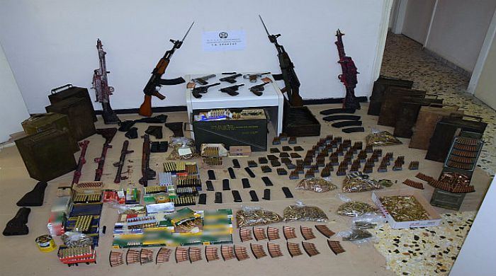 Kalashnikov, πιστόλια και περίστροφα βρήκε η Αστυνομία στη Λακωνία!