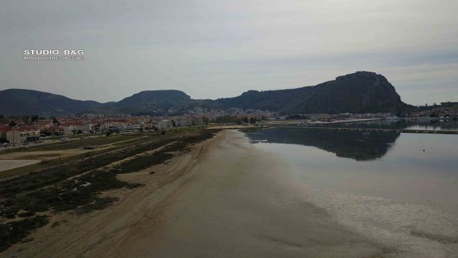 &Gamma;&iota;&alpha;&tau;ί "&epsilon;&xi;&alpha;&phi;&alpha;&nu;ί&zeta;&epsilon;&tau;&alpha;&iota;" &eta; &theta;ά&lambda;&alpha;&sigma;&sigma;&alpha; &sigma;&tau;&omicron; &Nu;&alpha;ύ&pi;&lambda;&iota;&omicron;;