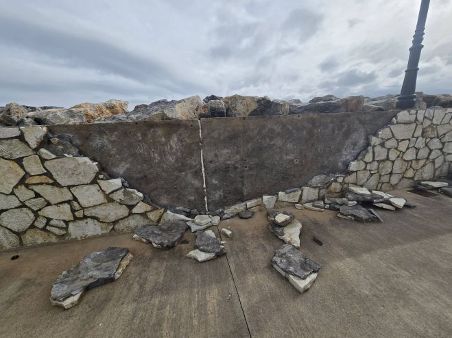 Η κακοκαιρία προκάλεσε ζημιές στο λιμάνι του Παραλίου Άστρους (εικόνες)