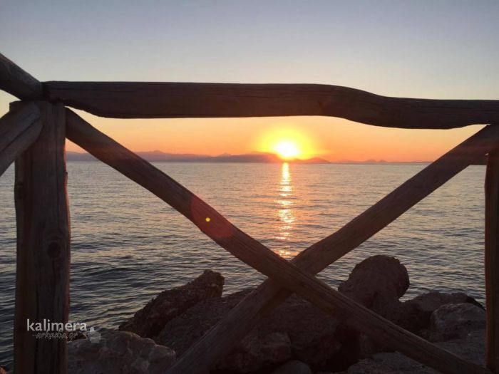 &Pi;&alpha;&nu;έ&mu;&omicron;&rho;&phi;&eta; &Alpha;&rho;&kappa;&alpha;&delta;ί&alpha; | &Alpha;&nu;&alpha;&tau;&omicron;&lambda;ή &tau;&omicron;&upsilon; &Eta;&lambda;ί&omicron;&upsilon; &mu;&epsilon; &upsilon;&pi;έ&rho;&omicron;&chi;&alpha; &chi;&rho;ώ&mu;&alpha;&tau;&alpha; &sigma;&tau;&omicron; &Pi;&alpha;&rho;ά&lambda;&iota;&omicron; Ά&sigma;&tau;&rho;&omicron;&sigmaf;! (&epsilon;&iota;&kappa;ό&nu;&epsilon;&sigmaf;)