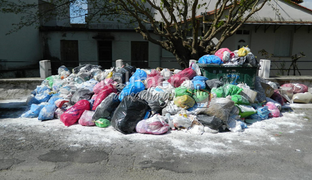 &Rho;ί&chi;&nu;&omicron;&upsilon;&nu; &alpha;&sigma;&beta;έ&sigma;&tau;&eta; &pi;ά&nu;&omega; &alpha;&pi;ό &tau;&omicron;&upsilon;&sigmaf; &lambda;ό&phi;&omicron;&upsilon;&sigmaf; &sigma;&kappa;&omicron;&upsilon;&pi;&iota;&delta;&iota;ώ&nu; &gamma;&iota;&alpha; &nu;&alpha; &mu;&eta;&nu; &mu;&upsilon;&rho;ί&zeta;&omicron;&upsilon;&nu;! (&epsilon;&iota;&kappa;ό&nu;&epsilon;&sigmaf; &kappa;&alpha;&iota; &beta;ί&nu;&tau;&epsilon;&omicron;)