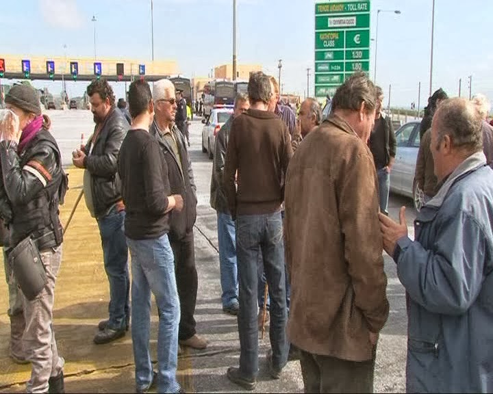 Στα διόδια Ισθμού οι κτηνοτρόφοι της Πελοποννήσου (vd)