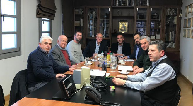 &Sigma;&tau;&eta;&nu; &Tau;&rho;ί&pi;&omicron;&lambda;&eta; &omicron; &Pi;&rho;ό&epsilon;&delta;&rho;&omicron;&sigmaf; &tau;&omicron;&upsilon; &Delta;&iota;&epsilon;&theta;&nu;&omicron;ύ&sigmaf; &Epsilon;&pi;&iota;&mu;&epsilon;&lambda;&eta;&tau;&eta;&rho;ί&omicron;&upsilon; &Epsilon;&lambda;&lambda;ά&delta;&omicron;&sigmaf;