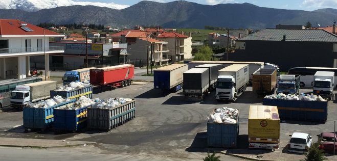 Παράπονα αναγνώστη για τα κοντέινερ με σκουπίδια στην Τρίπολη