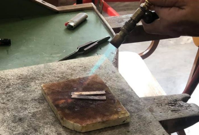 Σπούδασε στο ΕΠΑΛ Γορτυνίας την ειδικότητα αργυροχρυσοχοΐας