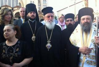 &Sigma;&tau;&eta;&nu; &Alpha;&gamma;ί&alpha; &Pi;&epsilon;&tau;&rho;&omicron;ύ&pi;&omicron;&lambda;&eta; έ&phi;&tau;&alpha;&sigma;&epsilon; &omicron; &Sigma;&tau;&alpha;&upsilon;&rho;ό&sigmaf; &tau;&omicron;&upsilon; &Alpha;&gamma;ί&omicron;&upsilon; &Alpha;&nu;&delta;&rho;έ&alpha; &ndash; &Mu;&alpha;&zeta;ί &kappa;&alpha;&iota; &omicron; &Mu;&eta;&tau;&rho;&omicron;&pi;&omicron;&lambda;ί&tau;&eta;&sigmaf; &Alpha;&lambda;έ&xi;&alpha;&nu;&delta;&rho;&omicron;&sigmaf; (vd)