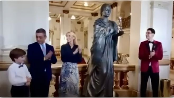 &Nu;ί&kappa;&omicron;&sigmaf; &Phi;&lambda;ώ&rho;&omicron;&sigmaf; | &Tau;&omicron; &gamma;&lambda;&upsilon;&pi;&tau;ό &mu;&epsilon; &tau;&eta; &mu;&omicron;&rho;&phi;ή &tau;&eta;&sigmaf; &Mu;&alpha;&rho;ί&alpha;&sigmaf; &Kappa;ά&lambda;&lambda;&alpha;&sigmaf; &tau;&alpha;&xi;ί&delta;&epsilon;&psi;&epsilon; &sigma;&tau;&eta; &Beta;&rho;&alpha;&zeta;&iota;&lambda;ί&alpha;! (vd)