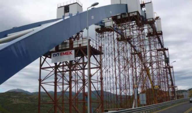 &Tau;&omicron; &kappa;&alpha;&lambda;&omicron;&kappa;&alpha;ί&rho;&iota; &pi;&alpha;&rho;&alpha;&delta;ί&delta;&epsilon;&tau;&alpha;&iota; &eta; &gamma;έ&phi;&upsilon;&rho;&alpha; &tau;&eta;&sigmaf; &Tau;&sigma;&alpha;&kappa;ώ&nu;&alpha;&sigmaf;