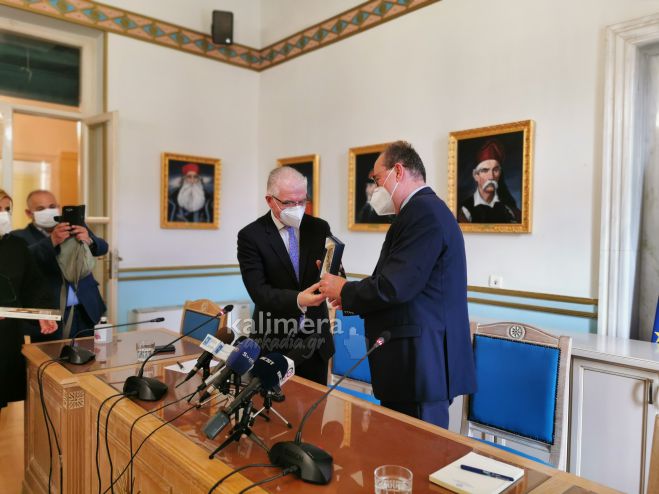 &Sigma;&tau;&eta;&nu; &Tau;&rho;ί&pi;&omicron;&lambda;&eta; &omicron; &Pi;&rho;ό&epsilon;&delta;&rho;&omicron;&sigmaf; &tau;&omicron;&upsilon; &Epsilon;&Lambda;&Gamma;&Alpha; &Alpha;&nu;&delta;&rho;έ&alpha;&sigmaf; &Lambda;&upsilon;&kappa;&omicron;&upsilon;&rho;έ&nu;&tau;&zeta;&omicron;&sigmaf; | &Sigma;ύ&sigma;&kappa;&epsilon;&psi;&eta; &sigma;&tau;&eta;&nu; &Pi;&epsilon;&rho;&iota;&phi;έ&rho;&epsilon;&iota;&alpha; &mu;&epsilon; &Nu;ί&kappa;&alpha; - &Sigma;&tau;&omicron; &epsilon;&pi;ί&kappa;&epsilon;&nu;&tau;&rho;&omicron; &omicron;&iota; &zeta;&eta;&mu;&iota;έ&sigmaf; &kappa;&alpha;&iota; &sigma;&tau;&eta;&nu; &Alpha;&rho;&kappa;&alpha;&delta;ί&alpha; (vd)