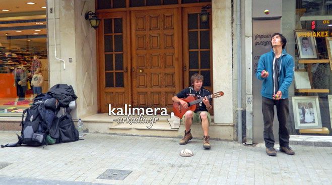 &Mu;&epsilon; &tau;&omicron; &sigma;&alpha;&kappa;ί&delta;&iota;&omicron; &sigma;&tau;&eta;&nu; &pi;&lambda;ά&tau;&eta; &hellip; &sigma;&tau;&alpha;&mu;ά&tau;&eta;&sigma;&alpha;&nu; &kappa;&alpha;&iota; &tau;&rho;&alpha;&gamma;&omicron;ύ&delta;&eta;&sigma;&alpha;&nu; &sigma;&tau;&omicron; &kappa;έ&nu;&tau;&rho;&omicron; &tau;&eta;&sigmaf; &Tau;&rho;ί&pi;&omicron;&lambda;&eta;&sigmaf; (vd)