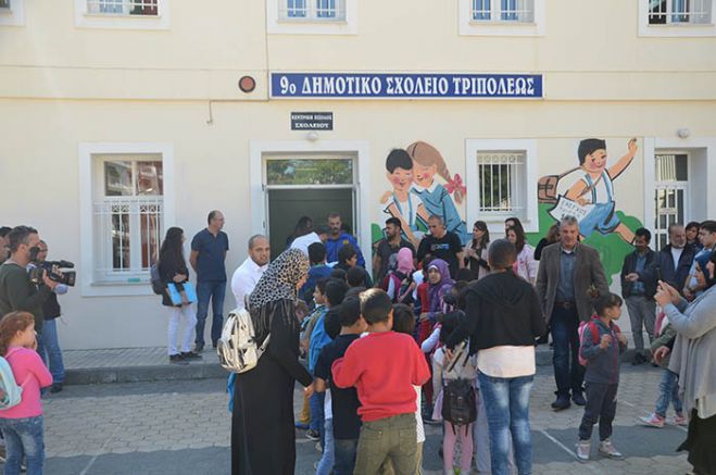 Ξεκίνησαν τα μαθήματα σε παιδιά προσφύγων στο 9ο Δημοτικό Σχολείο Τρίπολης (vd)