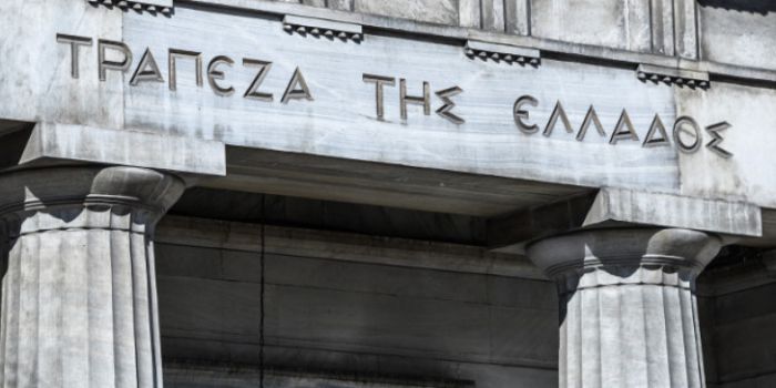 &Sigma;&tau;&eta;&nu; &Tau;&rho;ά&pi;&epsilon;&zeta;&alpha; &tau;&eta;&sigmaf; &Epsilon;&lambda;&lambda;ά&delta;&omicron;&sigmaf; &tau;&omicron; &sigma;ύ&nu;&omicron;&lambda;&omicron; &tau;&omega;&nu; &chi;&rho;&eta;&mu;ά&tau;&omega;&nu; &tau;&eta;&sigmaf; &Pi;&epsilon;&rho;&iota;&phi;έ&rho;&epsilon;&iota;&alpha;&sigmaf; &Pi;&epsilon;&lambda;&omicron;&pi;&omicron;&nu;&nu;ή&sigma;&omicron;&upsilon;