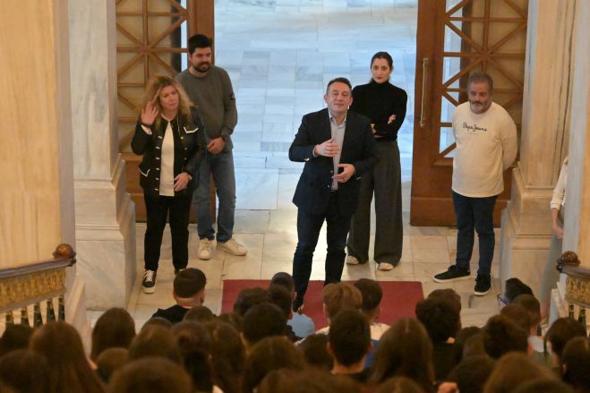 Μαθητές και μαθήτριες του Γυμνασίου Μεγαλόπολης υποδέχθηκε ο Βλάσης στη Βουλή (εικόνες)