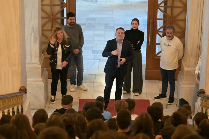 Μαθητές και μαθήτριες του Γυμνασίου Μεγαλόπολης υποδέχθηκε ο Βλάσης στη Βουλή (εικόνες)