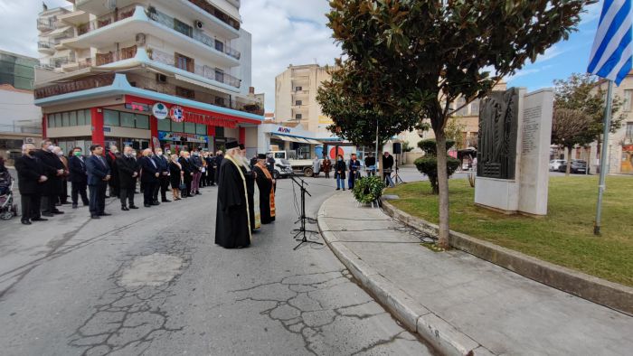 &Eta; &Tau;&rho;ί&pi;&omicron;&lambda;&eta; &delta;&epsilon;&nu; &xi;&epsilon;&chi;&nu;ά &tau;&omicron;&upsilon;&sigmaf; &kappa;&rho;&epsilon;&mu;&alpha;&sigma;&mu;έ&nu;&omicron;&upsilon;&sigmaf; &tau;&eta;&sigmaf; &omicron;&delta;&omicron;ύ "&Tau;&alpha;&xi;&iota;&alpha;&rho;&chi;ώ&nu;" (vd)