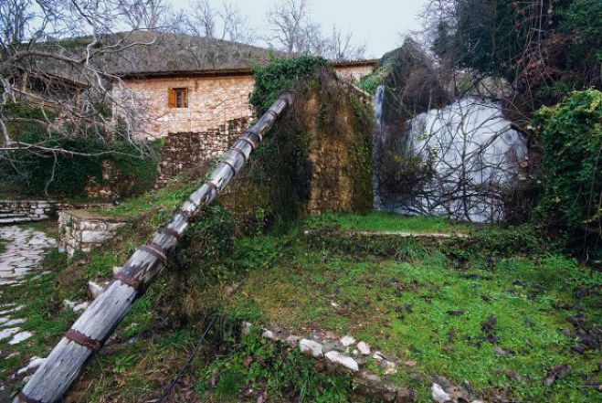 Μια σταγόνα νερό κυλά στο Υπαίθριο Μουσείο Υδροκίνησης Δημητσάνας