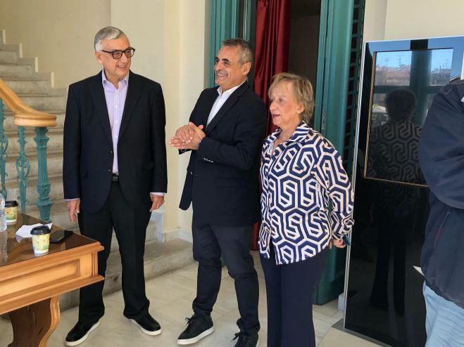 &Mu;&epsilon; &epsilon;&pi;&iota;&tau;&upsilon;&chi;ί&alpha; &omicron;&iota; &epsilon;&nu;&eta;&mu;&epsilon;&rho;&omega;&tau;&iota;&kappa;έ&sigmaf; &delta;&rho;ά&sigma;&epsilon;&iota;&sigmaf; &tau;&eta;&sigmaf; &Delta;&eta;&mu;&omicron;&tau;&iota;&kappa;ή&sigmaf; &Epsilon;&pi;&iota;&tau;&rho;&omicron;&pi;ή&sigmaf; &Iota;&sigma;ό&tau;&eta;&tau;&alpha;&sigmaf; &tau;&omicron;&upsilon; &Delta;ή&mu;&omicron;&upsilon; &Tau;&rho;ί&pi;&omicron;&lambda;&eta;&sigmaf; (&epsilon;&iota;&kappa;ό&nu;&epsilon;&sigmaf;)