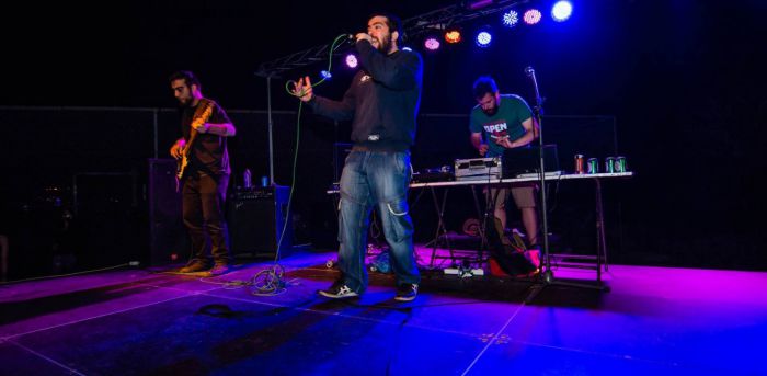 &Tau;&omicron; &Beta;&delta;έ&lambda;&upsilon;&gamma;&mu;&alpha; | Έ&phi;&upsilon;&gamma;&epsilon; &alpha;&pi;ό &tau;&eta; &zeta;&omega;ή &omicron; &gamma;&nu;&omega;&sigma;&tau;ό&sigmaf; &rho;ά&pi;&epsilon;&rho; &Alpha;&nu;&tau;ώ&nu;&eta;&sigmaf; &Mu;&alpha;&nu;&omicron;&upsilon;&sigma;ά&kappa;&eta;&sigmaf;