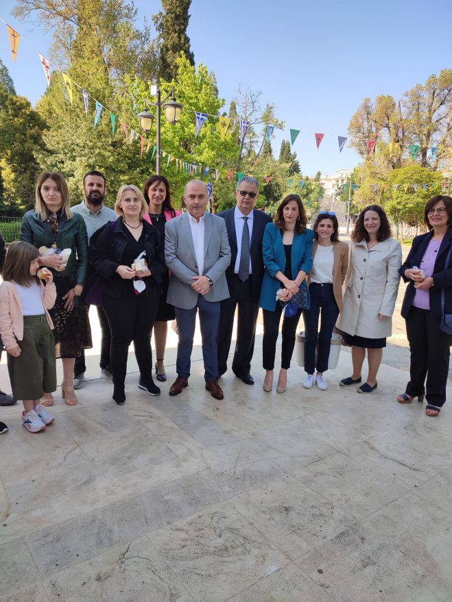&Omicron;&iota; &Phi;&upsilon;&sigma;&iota;&kappa;&omicron;&theta;&epsilon;&rho;&alpha;&pi;&epsilon;&upsilon;&tau;έ&sigmaf; &tau;ί&mu;&eta;&sigma;&alpha;&nu; &tau;&omicron;&nu; &pi;&rho;&omicron;&sigma;&tau;ά&tau;&eta; &tau;&omicron;&upsilon;&sigmaf;, Ά&gamma;&iota;&omicron; &Theta;&epsilon;&rho;ά&pi;&omicron;&nu;&tau;&alpha;, &sigma;&tau;&omicron; &nu;&alpha;ό &tau;&omicron;ύ &Pi;&rho;&omicron;&phi;ή&tau;&eta; &Eta;&lambda;ί&alpha; (&epsilon;&iota;&kappa;ό&nu;&epsilon;&sigmaf;)