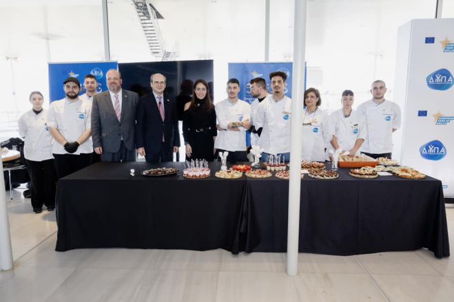 &Sigma;&upsilon;&mu;&mu;&epsilon;&tau;&omicron;&chi;ή &tau;&eta;&sigmaf; &Epsilon;&Pi;&Alpha;.&Sigma; &Mu;&alpha;&theta;&eta;&tau;&epsilon;ί&alpha;&sigmaf; &Tau;&rho;ί&pi;&omicron;&lambda;&eta;&sigmaf; &sigma;&tau;&eta;&nu; &epsilon;&kappa;&delta;ή&lambda;&omega;&sigma;&eta; &gamma;&iota;&alpha; &tau;&omicron; &Epsilon;&upsilon;&rho;&omega;&pi;&alpha;ϊ&kappa;ό Έ&tau;&omicron;&sigmaf; &Delta;&epsilon;&xi;&iota;&omicron;&tau;ή&tau;&omega;&nu;